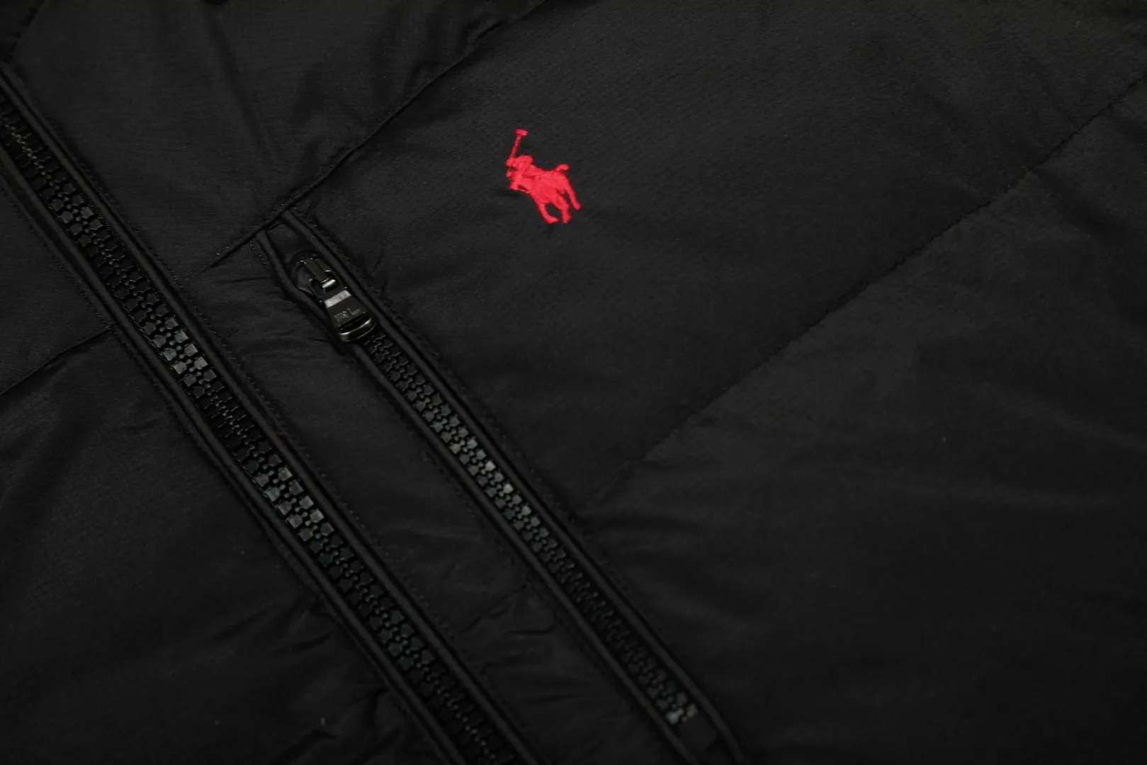P720 Top quality" Style number: 9003# [Ralph Lauren winter basic classic embroidered men's and women's couple's same style hooded down jacket] ✅Ralph Lauren American retro chest zipper high version top-fill winter down jacket ✅100% high-quality white duck down, high version top-fill capacity ✅Double-layer inner velvet to strictly prevent velvet running ✅Built-in adjustable drawstring, windproof and coldproof, considerate and in place ✅Original version The maximum size can be worn up to 200 pounds. Loose and comfortable, no pressure. ✅Same style for male and female couples. Recommended OOTD outfits in winter~ Size: S-XL Color: Black, milky white, khaki, navy blue, military green
